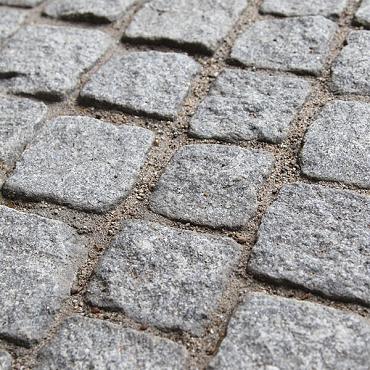 <p>SB-5736 natuursteen granietkei  ca. 9x9x9cm ★★★★★</p>