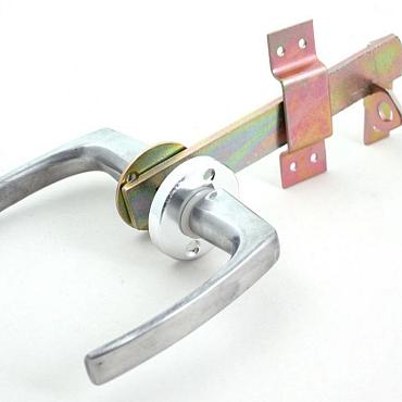 Vlechtschermdeursluiting in blister